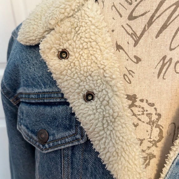 Levi Strauss Denim  Women’s Jacket with Sherpa Interior - Picture 3 of 11